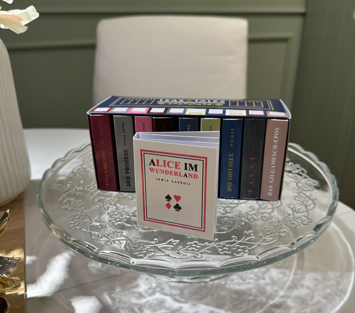 Mini-Buch Alice im Wunderland, herausgeholt vor der Box