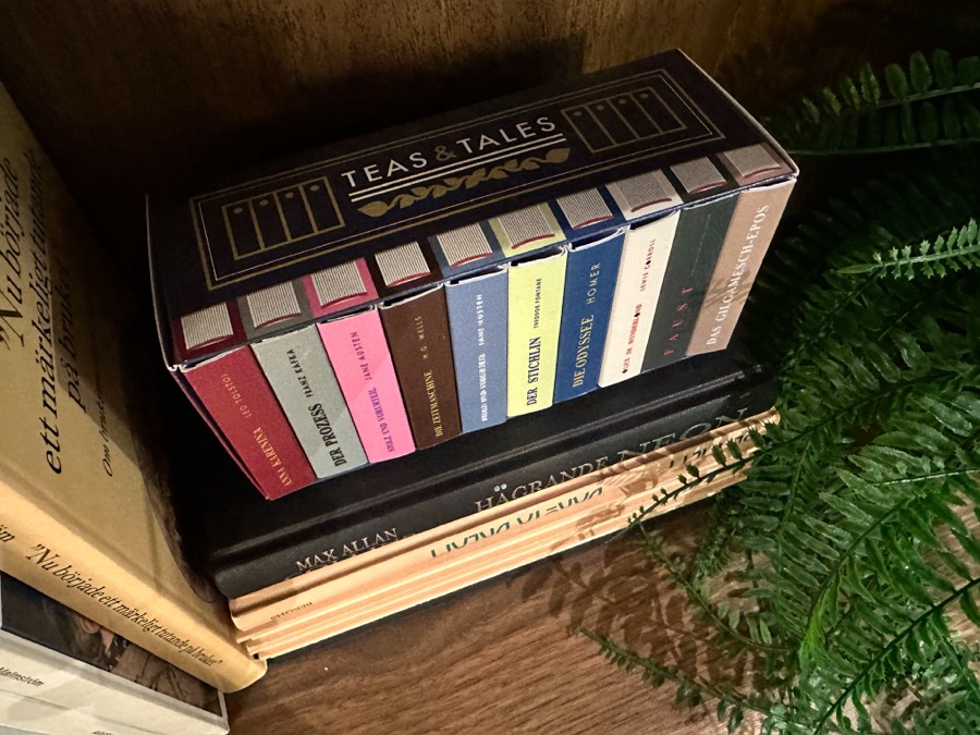 Die Buchtee Box im Bücherregal zwischen Romanen